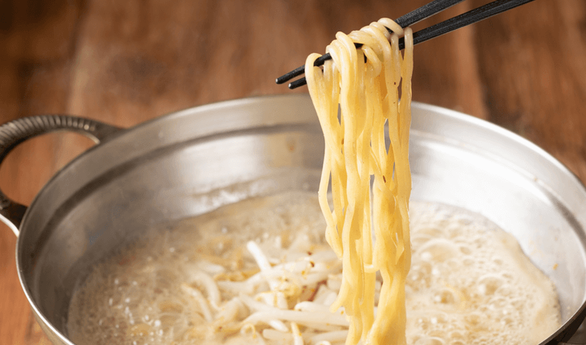 京都先斗町 京もつ鍋亀八の麺